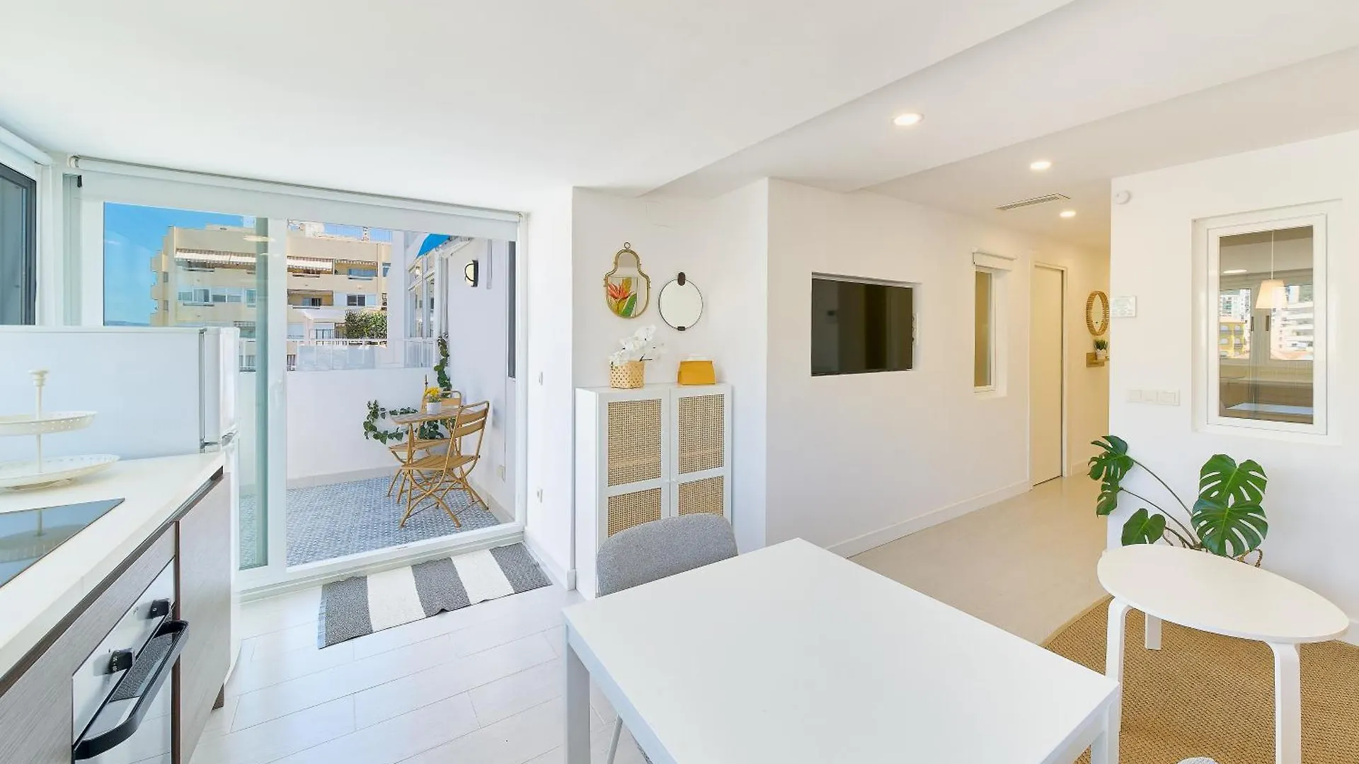 Hola Marbella Cozy Penthouse Old Town & Beach 아파트